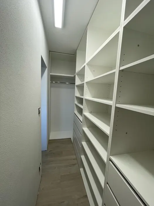 Vestavěné skříně – realizace Truhlářství Lhoták