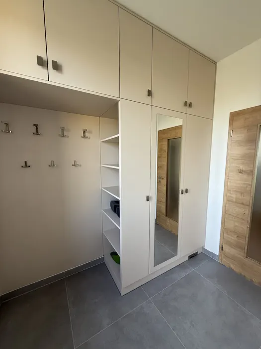 Vestavěné skříně – realizace Truhlářství Lhoták