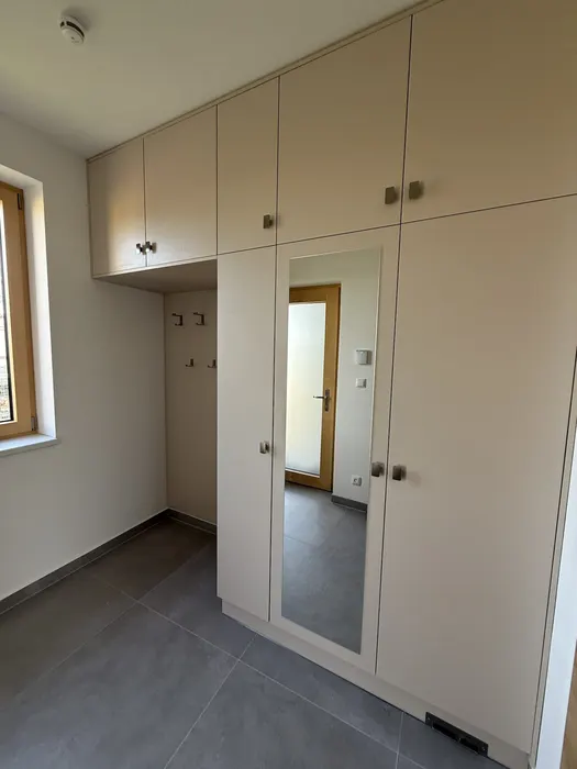 Vestavěné skříně – realizace Truhlářství Lhoták